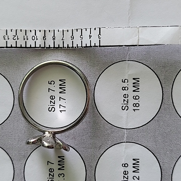 🕳️ Three Flower Ring - With Owl - Picture 14 of 14